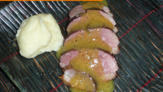 Magret de canard au four et sa sauce aux fruits exotiques