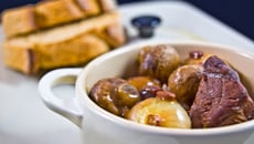 Bœuf bourguignon et tartines à l'ail