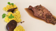 Chapon au foie de canard, champagne et morilles