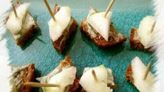 Bouchées de pain d' épices Roquefort et poires