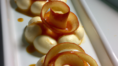 Espumas de pomme sur lit de pommes caramélisées