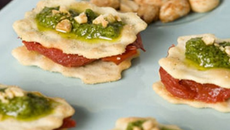 Cacahuètes grillées au pesto sur lit de crackers