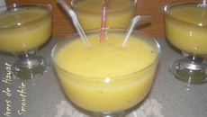Smoothie melon, banane, orange, menthe