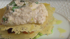 Mille-feuille crabe-avocat, tuiles parmesan