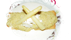 Velouté d'asperges, sablé au parmesan, sauce ricotta