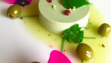 Panna cotta de chèvre et pâte d'olives vertes à la rose