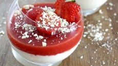 Panna cotta au chocolat blanc, fraises & tomates cerises