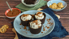 Dessert en coques de chocolat à la stracciatella de ricotta