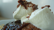 Cupcakes au chocolat, cœur pâte de spéculoos au chocolat, chantilly et copeaux noirs