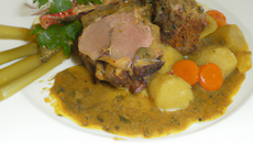 Carré d'agneau cajolé à la moutarde forte et saveurs du sud et son tian