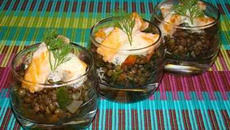 Verrine de lentilles vertes du Puy, émincé de saumon grillé mi-cuit, émulsion d'aneth