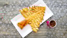 Sapin feuilleté au Société à Tartiner et confit d’échalote