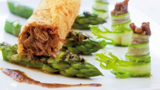 Cuisse de canette en daube au croustillant au parmesan et asperges vertes