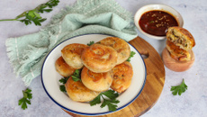 Pains à la poêle farcis à la viande hachée et aux poireaux