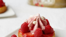 Tartes fruits rouges et glace Carte d'Or® façon glacier fraise et morceaux de meringue