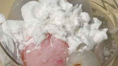 Coupe glacée litchi-rose, chantilly de lait de coco