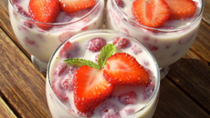 Crème au chocolat blanc et fraises au gingembre