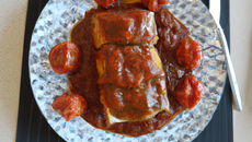 Feuilleté à la viande et sauce tomate