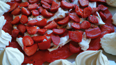 Carpaccio de fraises aux éclats de meringues