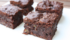 Brownie au chocolat, dattes et vin de noix