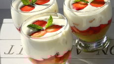 Trifle fraises, rhubarbe et mousse au chocolat blanc