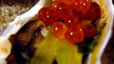 Huîtres farcies, julienne de poireau et œufs de saumon