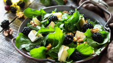 Salade de roquette au brie, noix et mûres