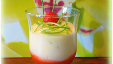 Mousse aérienne au citron vert sur lit de fraises caramélisées