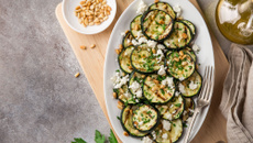Courgettes grillées à la féta et pignons de pin