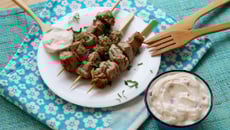 Brochettes de porc souvlaki au citron et herbes fraiches & Ktipiti
