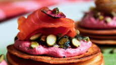 Blinis au saumon, betterave et pistaches