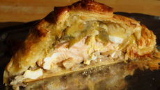 Koulibiac de saumon revisité aux poireaux et au vin blanc