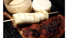 Poulet aux cacahuètes et aux bananes