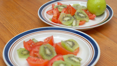 Tomates et kiwi en salade colorée