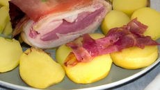 Pommes de terre farcie fourme d'ambert et son jambon du pays