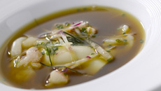 Raviole de chou-fleur, Fromage Fouetté Madame Loïk Radis Fines Herbes et bouillon de volaille au homard