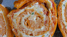 Roulés à la tomate, fromage ail et fines herbes