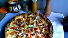 Tarte estivale tomate, pommes de terre, olive, pignons...