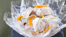 Papillote de cuisse de lapin, coco, gingembre et coriandre fraiche