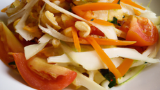 Salade thaï au chou blanc, à la tomate et à la papaye