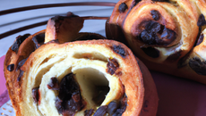 Brioche roulée au chocolat et aux raisins secs