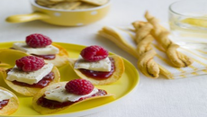 Pragmatiques tuiles fondantes de brie à la confiture de framboises