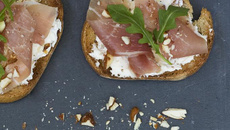 Recette des tartines au jambon de Bayonne, amandes et roquette