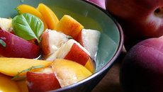 Trio de pêches à la badiane et au basilic