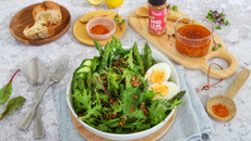 Salade composée aux légumes verts, lentilles et oeufs durs, vinaigrette à la Harissa à la rose