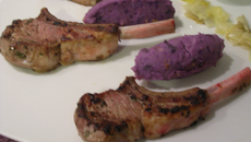 Côtelettes d'agneau premium accompagnées d'une écrasée de vitelotte aux noix, d'endives fondantes et de sauce au Bleu d'Auvergne