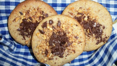 Petits sablés au pralins et copeaux de chocolat