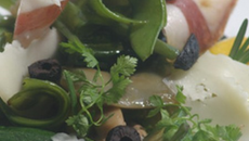 Fricassé de petits légumes à la tomme des Pyrénées et jambon de Bayonne