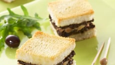 Mini-croque au concassé d'olives noires et à la sardine