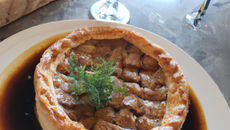Tourtière de foie gras et son jus corsé